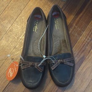 Natural Soul Women's Black Loafers with Brown Accents